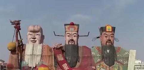 Khach san xay tren nghia dia theo hinh than Phuc, Loc, Tho de tru ta hinh anh