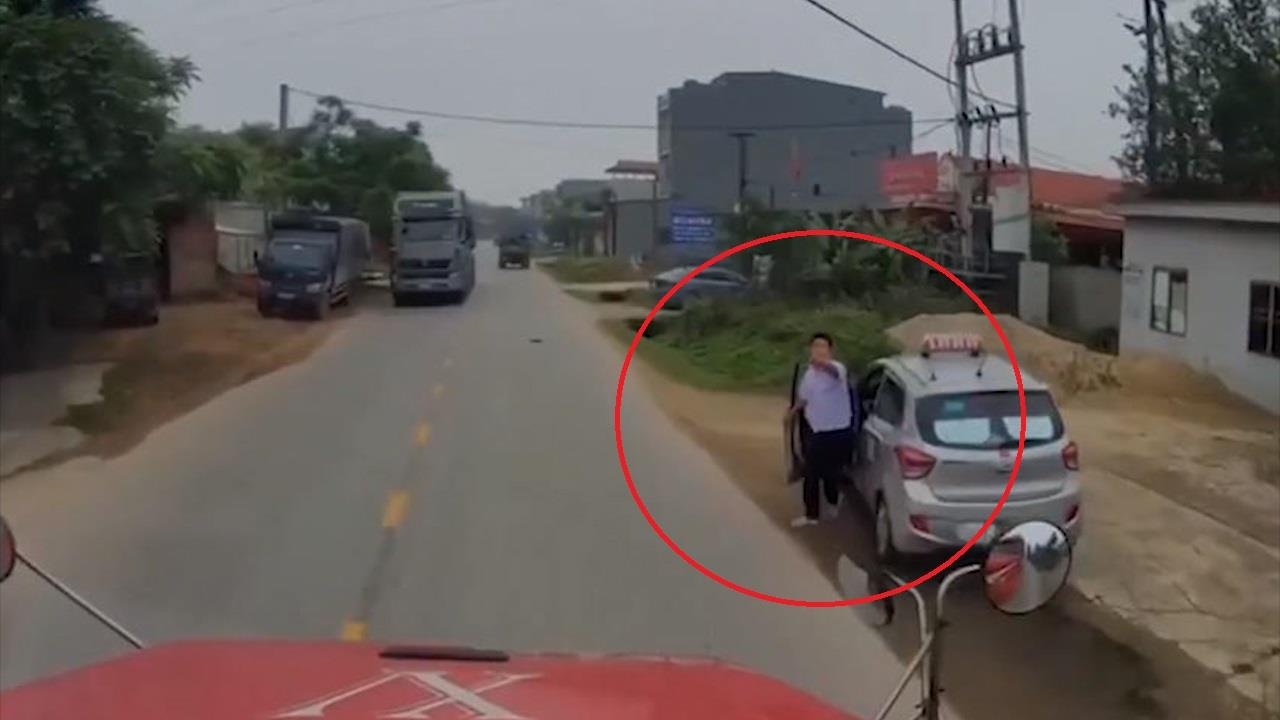 Taxi chan dau doi 'an thua' voi tai xe container vi khong cho vuot hinh anh