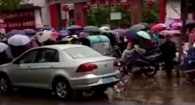 Tan cong bang dao tai truong tieu hoc o Trung Quoc hinh anh