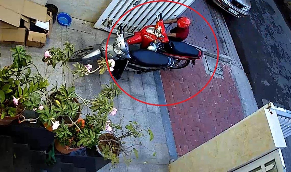 Chu nha duoi theo ten trom xe may nhung khong kip hinh anh