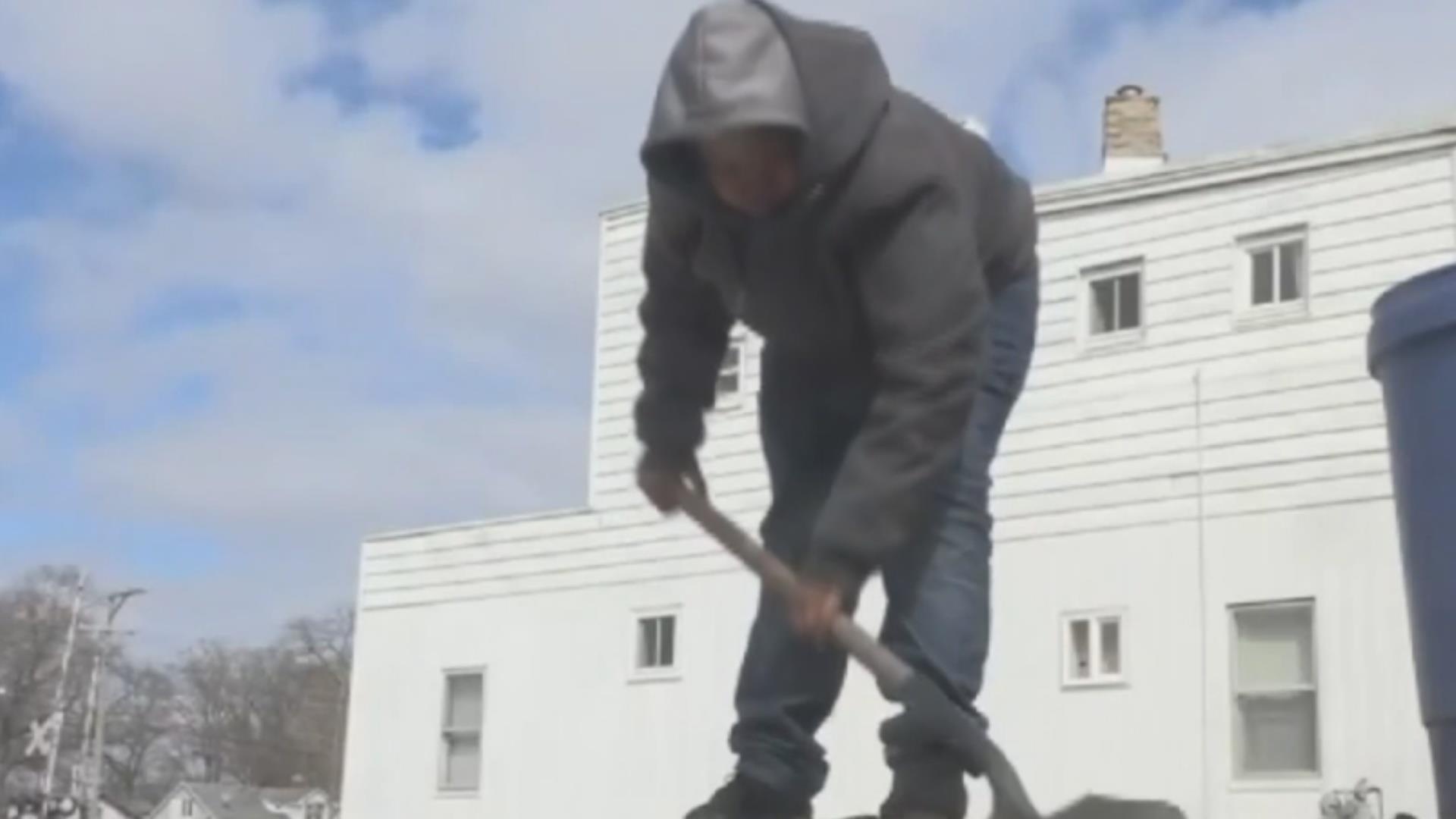 Cau be 12 tuoi tu tay 'va duong' vi khong muon ai bi hong xe nhu me hinh anh