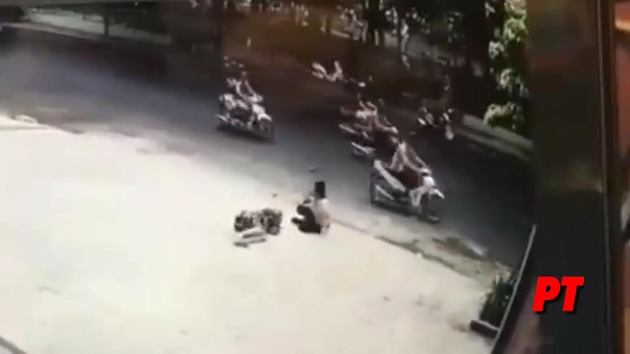 Nguoi phu nu bi cuop hung han giat tui xach nga nhao o TP.HCM hinh anh