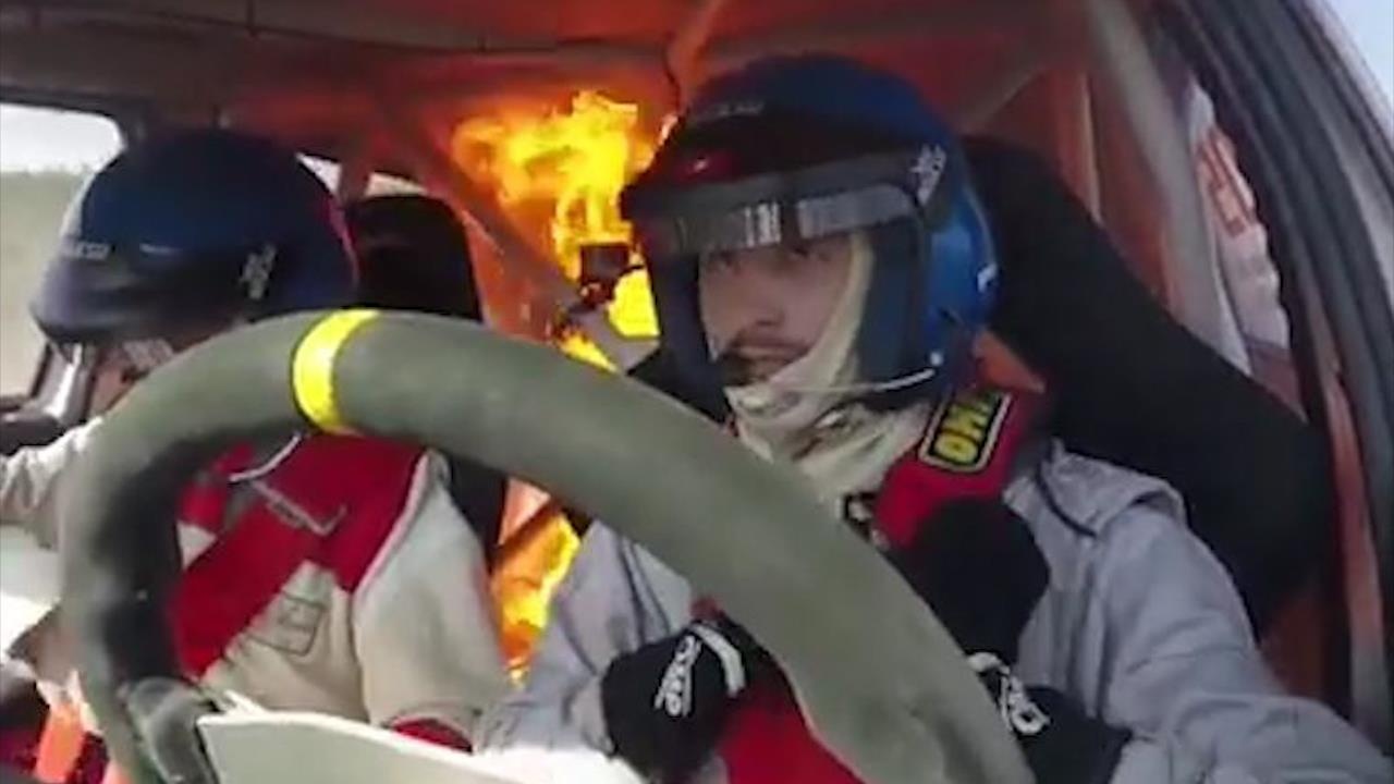 Xe dua boc chay du doi, tai xe nhanh tri nhay qua cua kinh thoat chet hinh anh