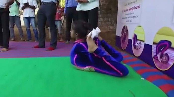 Be gai 10 tuoi pha 2 ky luc Guinness khi lon vong trong tu the yoga hinh anh