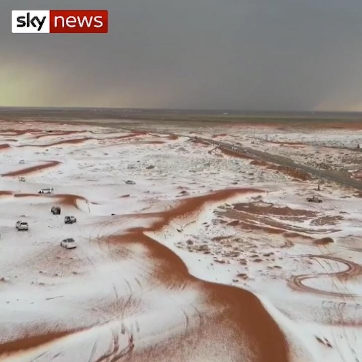 Tuyet roi phu trang sa mac cat o Saudi Arabia hinh anh