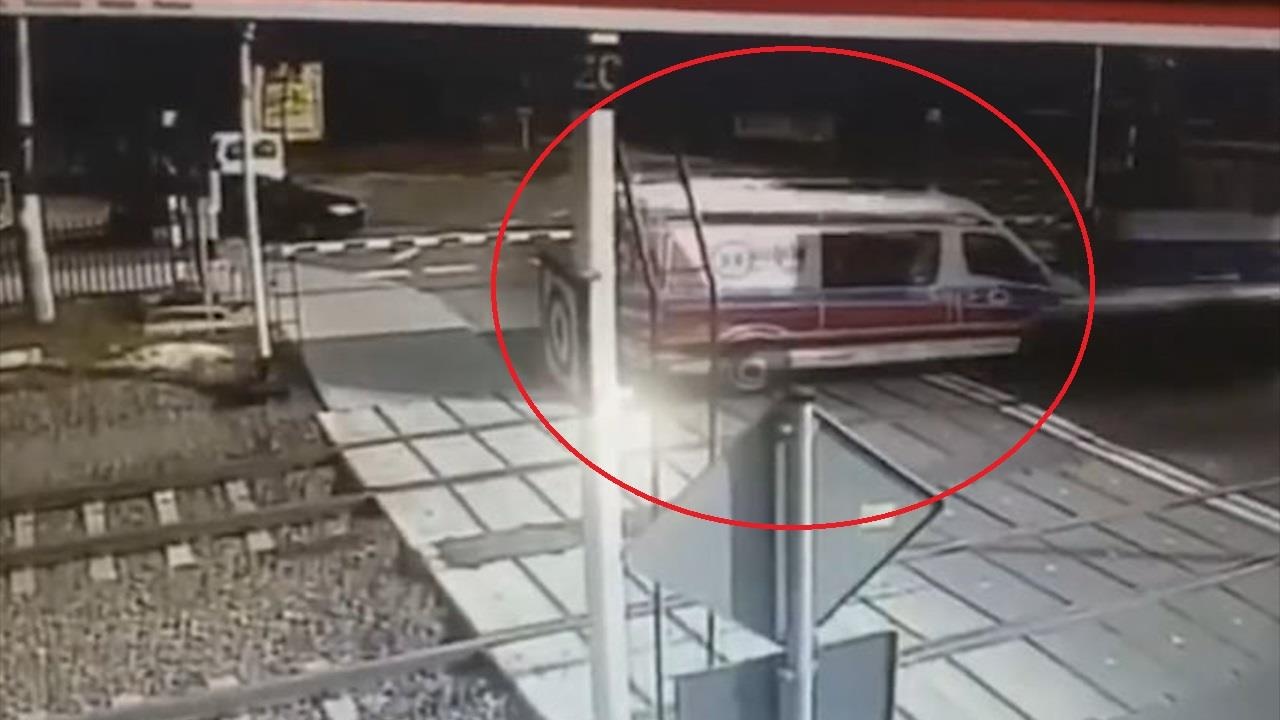 Xe cuu thuong bi tau hoa dam voi toc do kinh hoang hinh anh