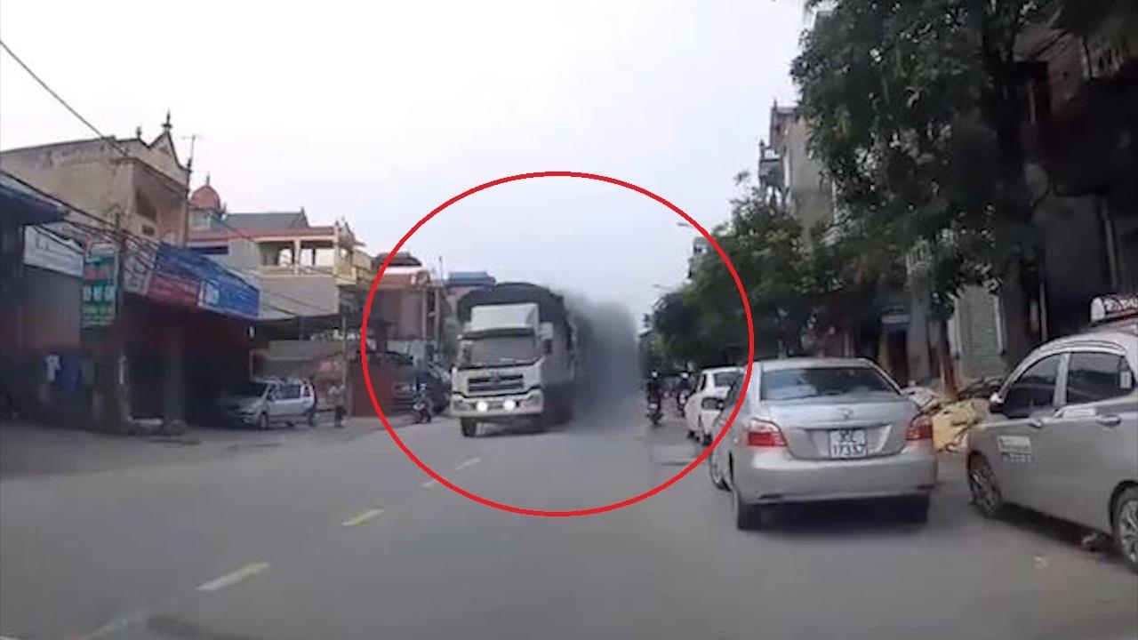 Xe tai boc chay, lao vun vut tren duong hinh anh