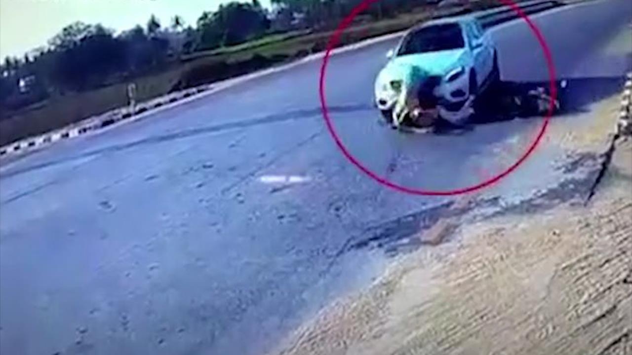 Bi cuon vao gam oto, vo chong An Do may man thoat chet hinh anh