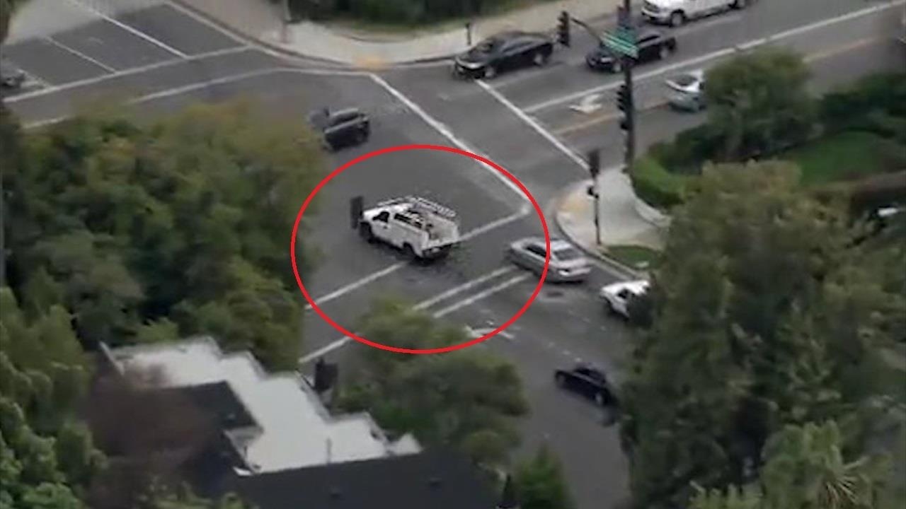 Danh cap xe tai, tai xe dam vao oto tren duong hinh anh