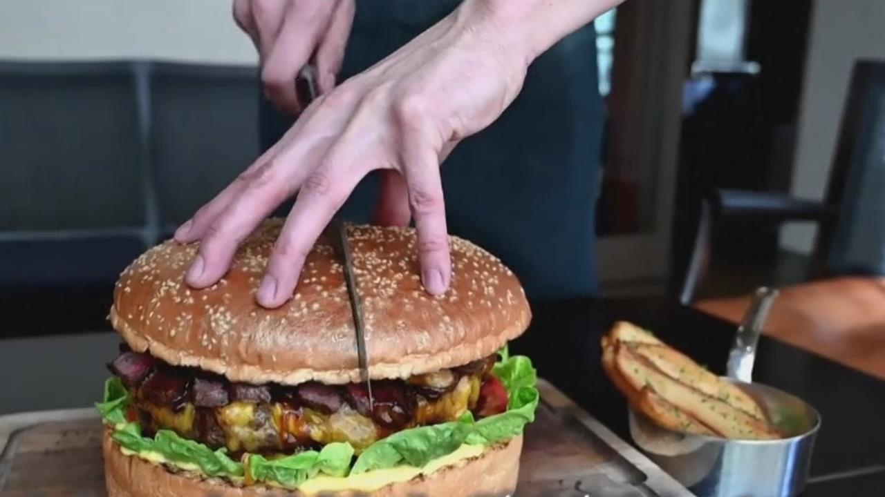 Ky la hon 20 trieu dong mot chiec banh burger hinh anh