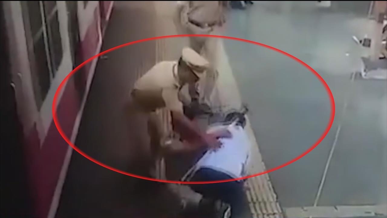 Canh sat nhanh nhu dien cuu nguoi dan ong suyt bi tau nghien nat hinh anh