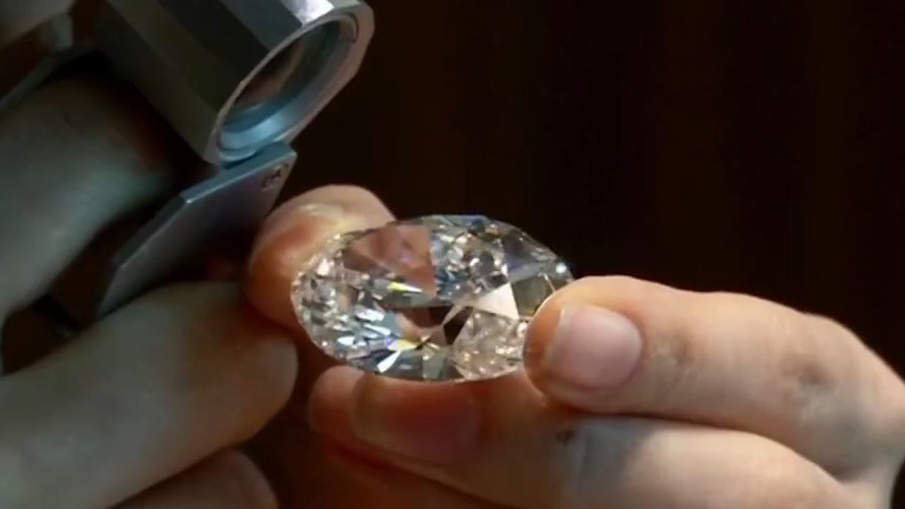 Chiem nguong vien kim cuong hiem duoc ban voi gia gan 12 trieu USD hinh anh