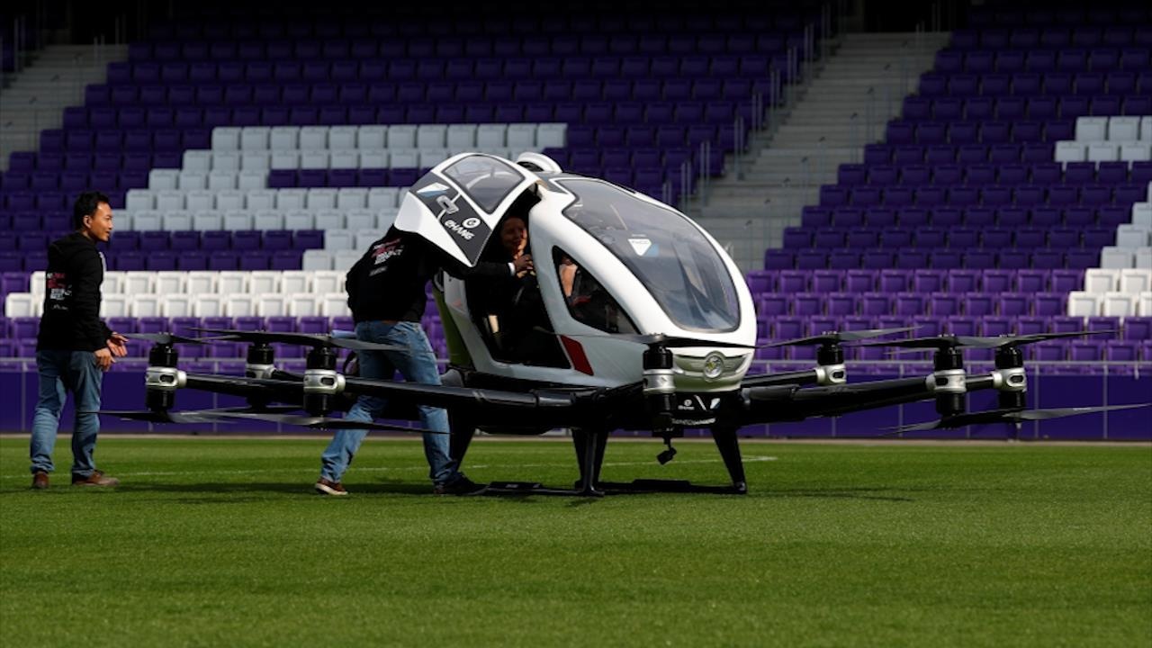 Taxi bay khong nguoi lai cua Trung Quoc cat canh o Vienna hinh anh