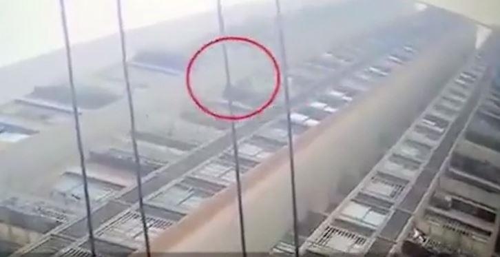 Be gai Trung Quoc nga tu tang 26, dung bat day di lai binh thuong hinh anh