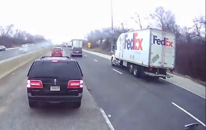 Oto lien tuc tat dau, 'gay han' voi container tren cao toc hinh anh