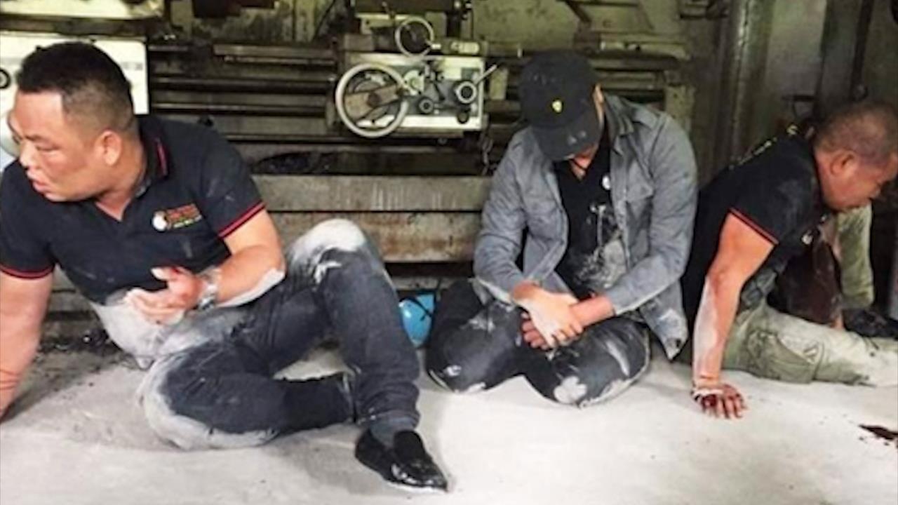 Clip di doi no thue, 3 nguoi bi con no hanh hung phai quy lay xin tha hinh anh