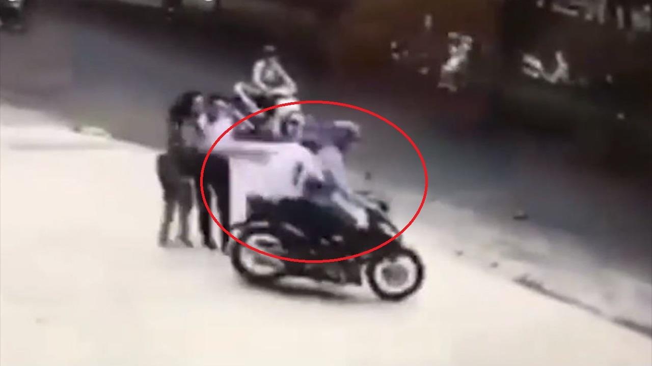 Nguoi phu nu bi giat tui xach nga nhao gay buc xuc nhat tuan hinh anh