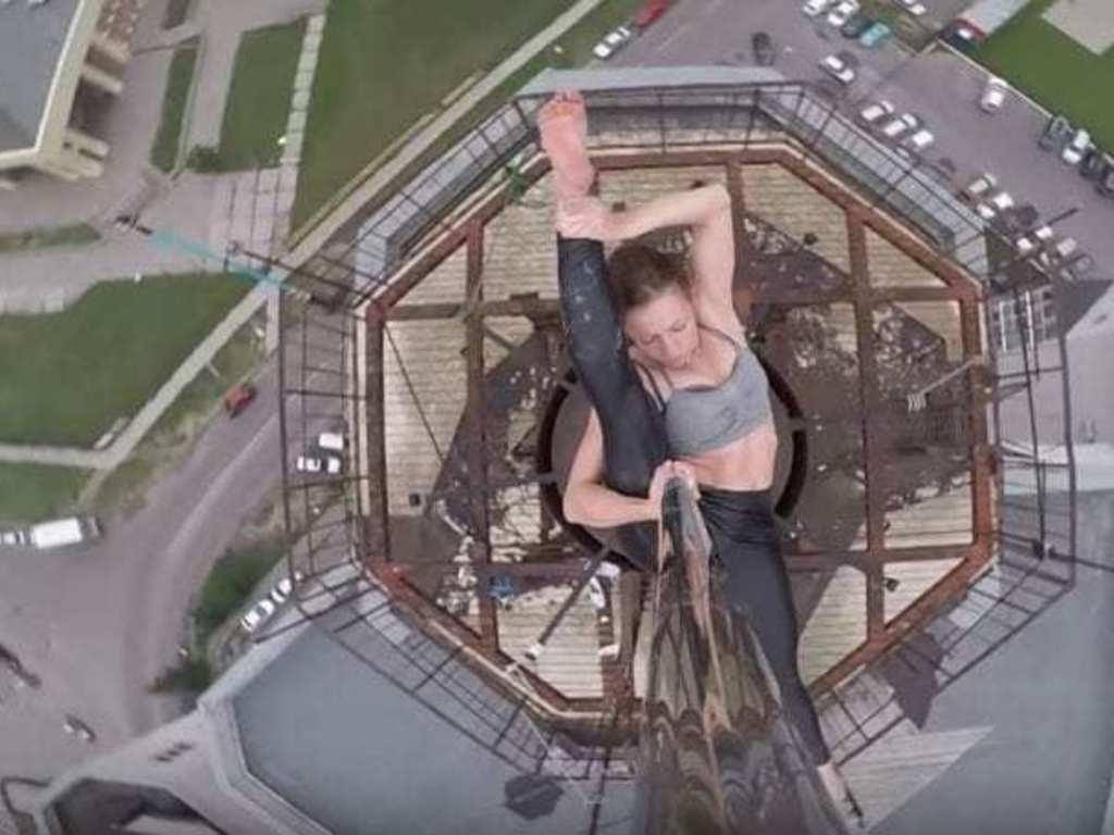 Mua cot tren noc toa nha 16 tang hinh anh