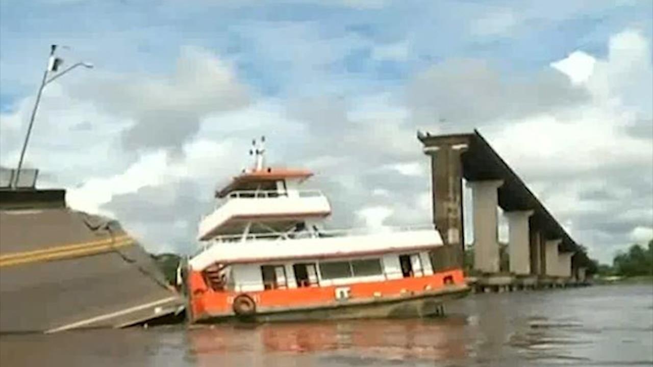 Pha lao vao tru gay sap cau tai Brazil hinh anh