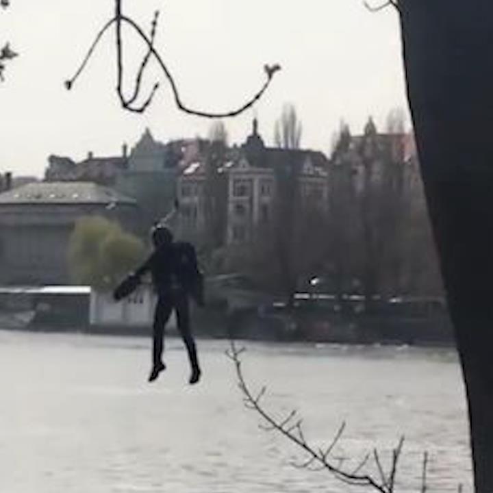 Nguoi dan ong mac bo giap 'Iron Man' bay qua ho hinh anh