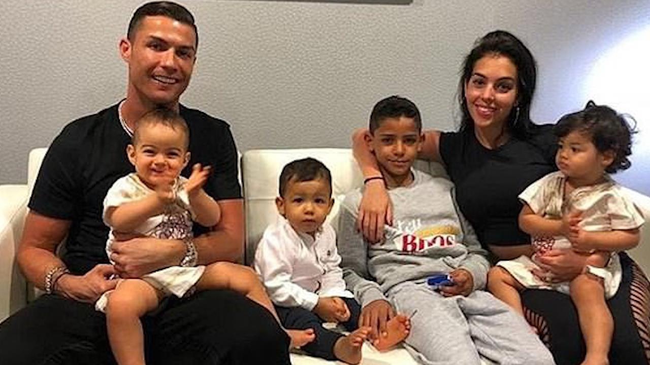 Con gai 2 tuoi cua Ronaldo thich thu choi bong trong nha hinh anh