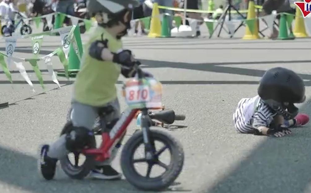 Tay dua nhi 'vut xe' do doi thu bi nga tiep tuc cuoc dua hinh anh