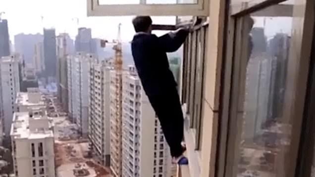 Ten cuop leo qua cua so tu tang 23 de tron canh sat hinh anh