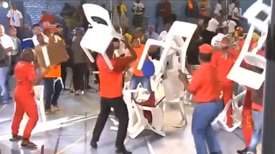 Hon chien bang ghe giua cac nghi si Nam Phi tren song truyen hinh hinh anh