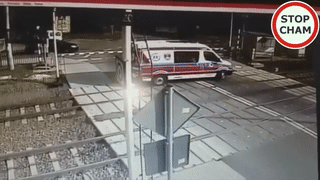 Khoanh khac xe cuu thuong bi tau hoa huc kinh hoang hinh anh