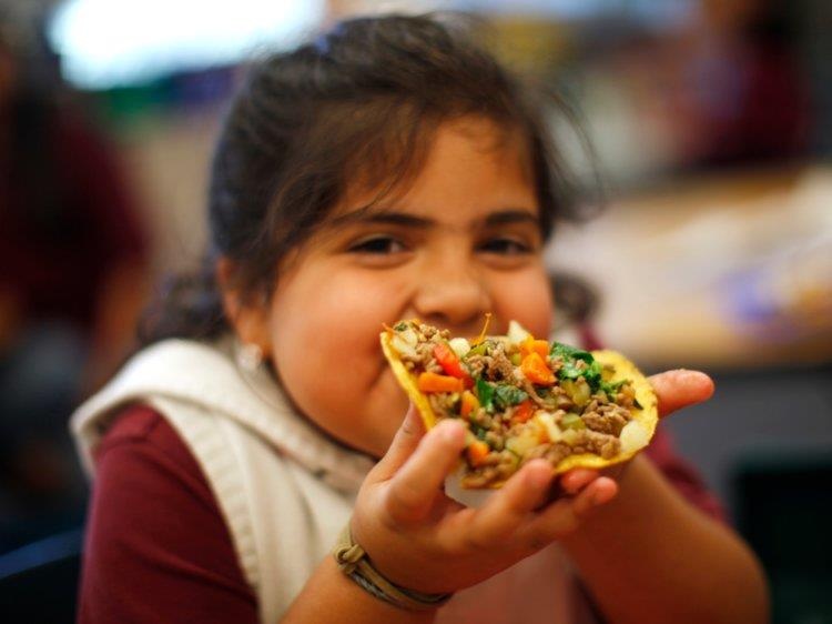 Bua trua tai truong mau giao o Singapore duoc chuan bi nhu the nao? hinh anh