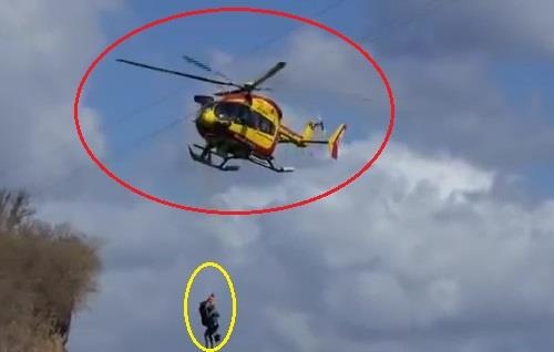 Truc thang cuu ho va vao day dien, nguoi duoc giai cuu roi xuong bien hinh anh