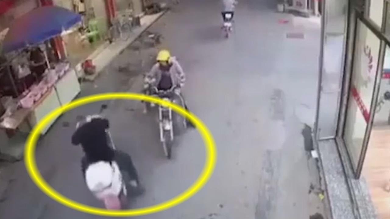 Drift xe may quay dau tranh 2 pha va cham hinh anh