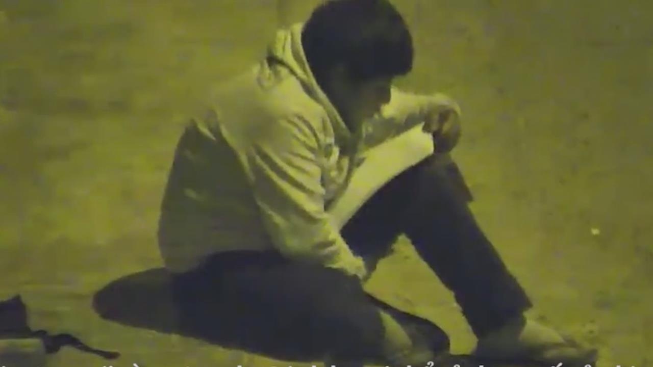 Cau be 12 tuoi miet mai lam bai tap duoi anh den duong gay xuc dong hinh anh