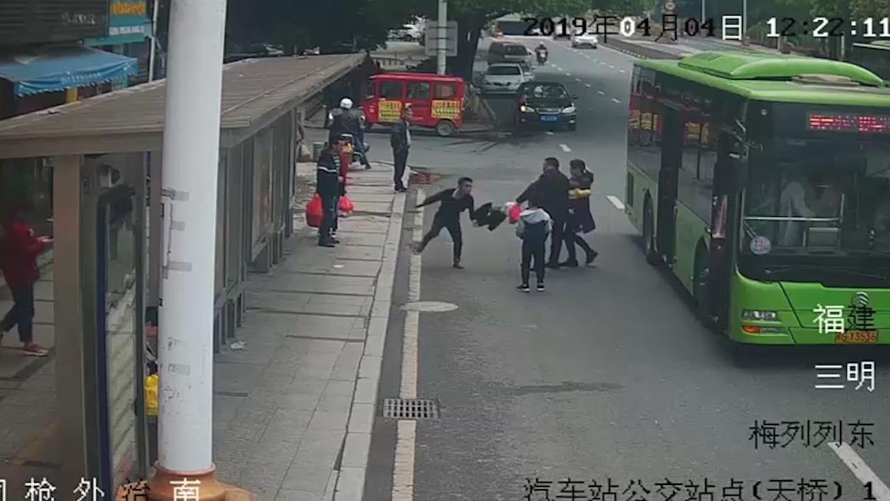 Nu canh sat gui con nho, chay bo hon 1 km truy bat ten trom hinh anh