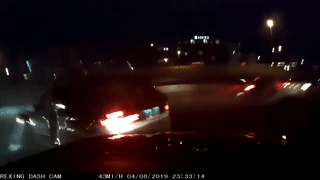 Chiec xe xoay vong khi dam vao duoi oto phia truoc tren cao toc o My hinh anh