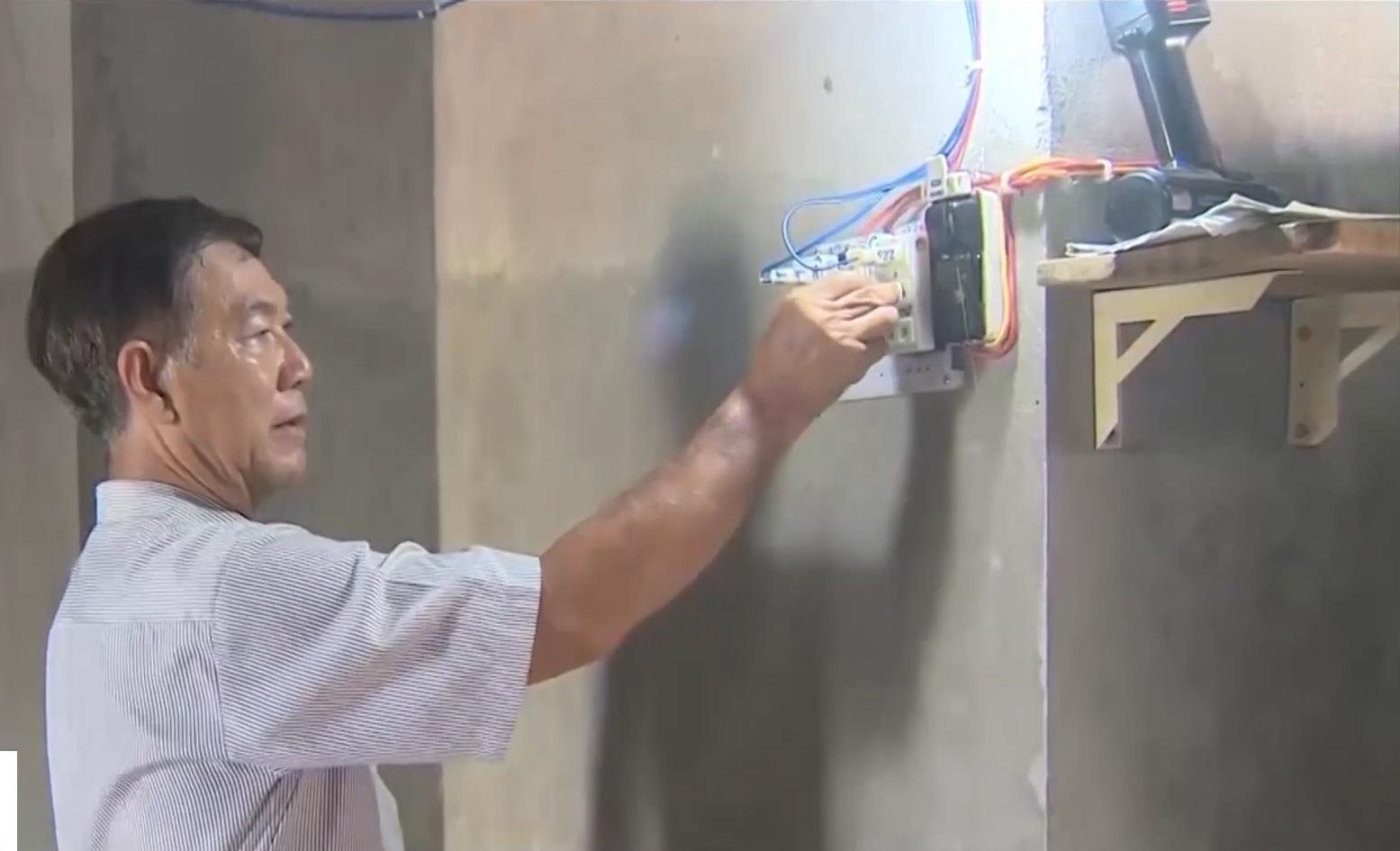 Nong dan mien Tay tu che dien gio, tiet kiem 1 trieu moi thang hinh anh