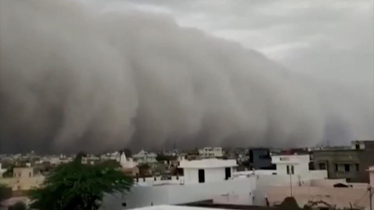 Bao bui khong lo tu sa mac tran vao khu dan cu o An Do hinh anh