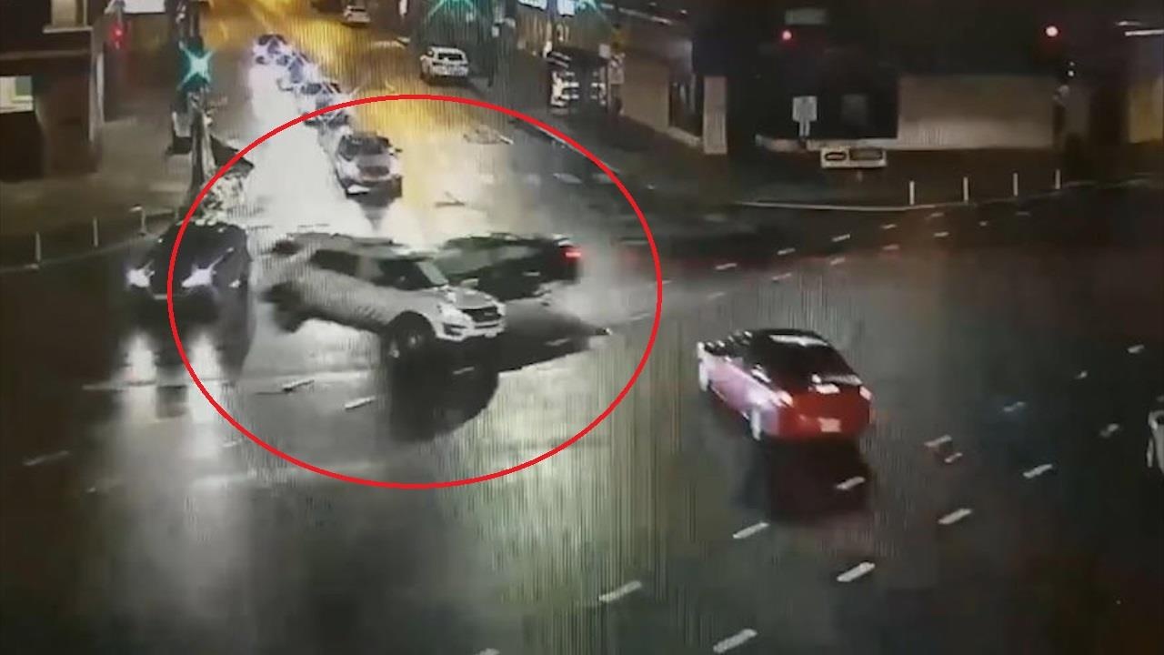 Tai xe say ruou vuot den do, dam thang vao xe canh sat hinh anh