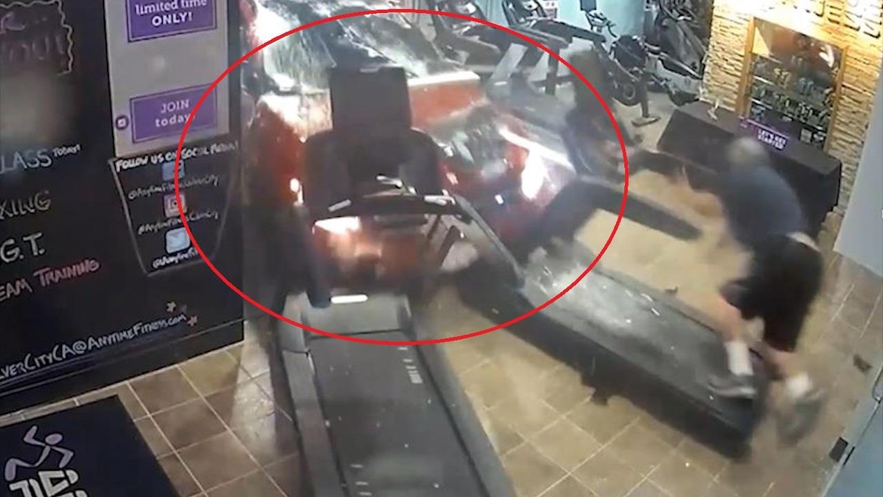 Nu tai xe lai Mercedes tong thang phong gym, suyt lam chet nguoi hinh anh