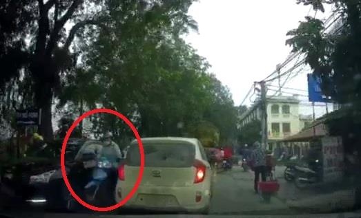 Lan oto, xe may va quet tong vao dau xe doi dien hinh anh