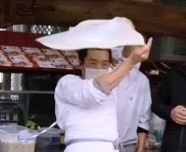 Nguoi dan ong dung thai cuc quyen de can bot lam banh hinh anh