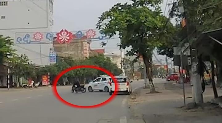 Xe may phong nhanh bat ngo gap taxi sang duong va cai ket hai huoc hinh anh