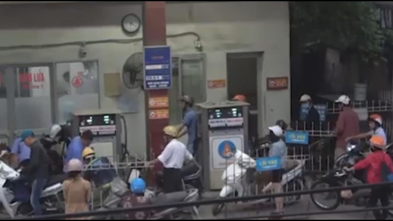 Chieu tro gian lan cua nhan vien cay xang hinh anh