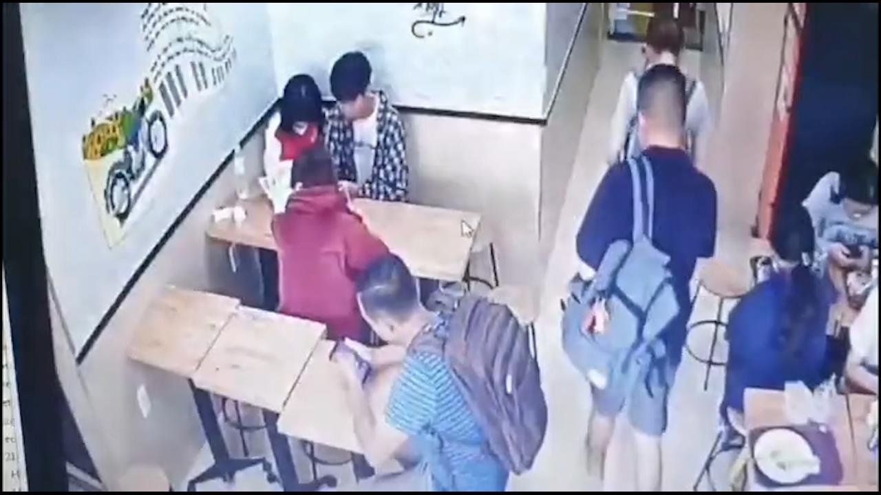 Mai luot web, co gai bi trom balo ngay trong cua hang tien loi hinh anh