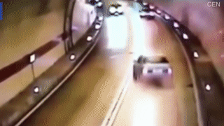 Oto phat no sau khi va vao nhau trong ham duong bo hinh anh