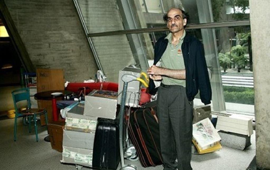 Nguoi dan ong song 18 nam o san bay Paris hinh anh