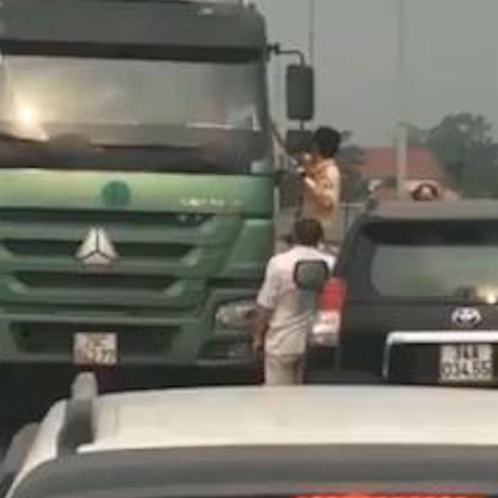 Mac cho CSGT bam len xe tai, tai xe van chay lui de 'thoat than' hinh anh