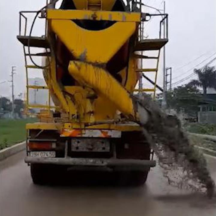 Xe tron be tong vo tu rua bon roi xa thang ra duong hinh anh