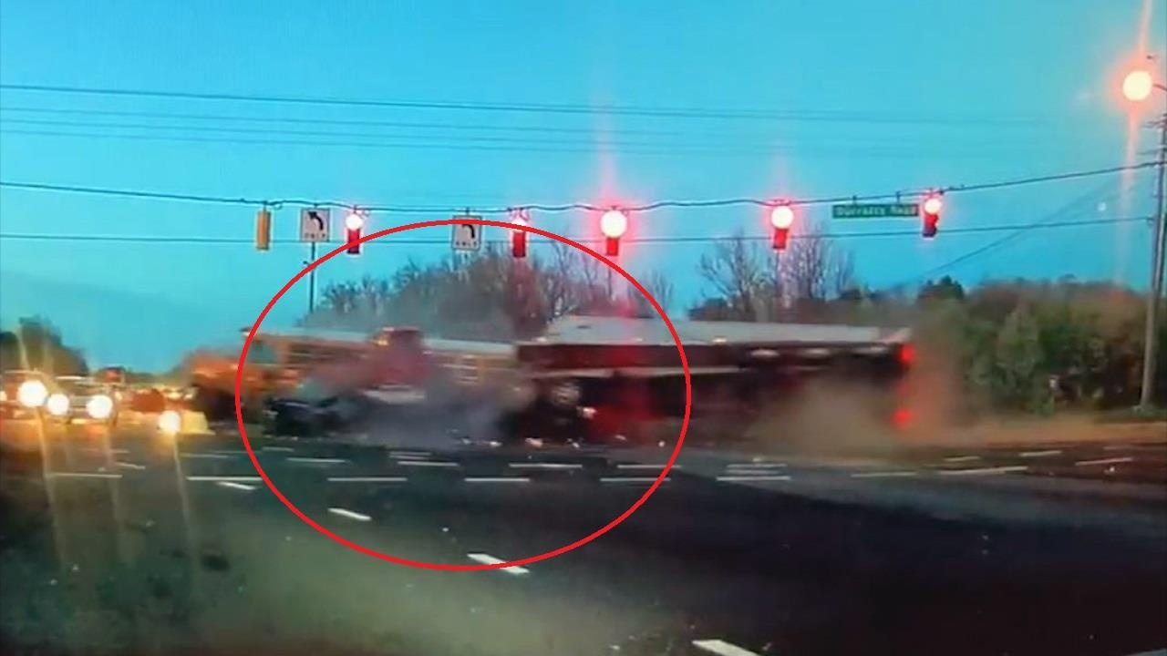 Xe dau keo va cham voi xe buyt gay tai nan chet nguoi hinh anh