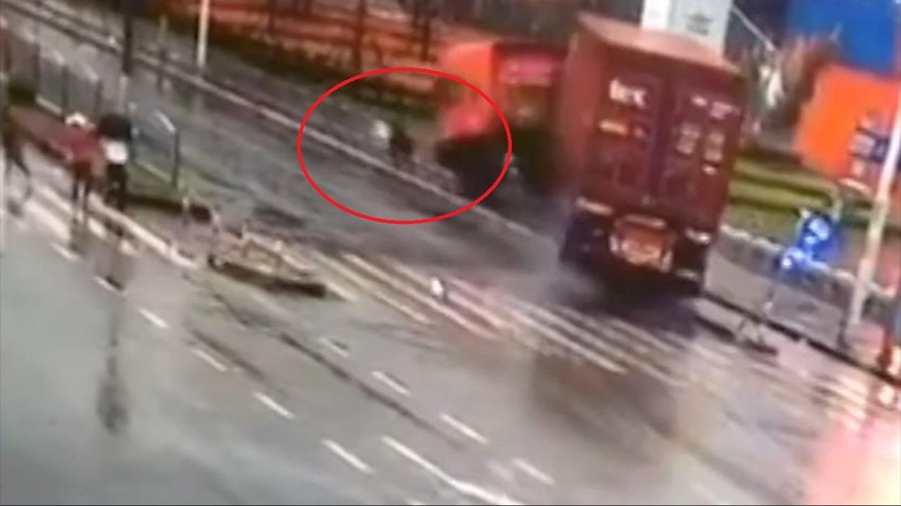 Nguoi phu nu thoat chet gang tac truoc mui chiec xe tai mat lai hinh anh